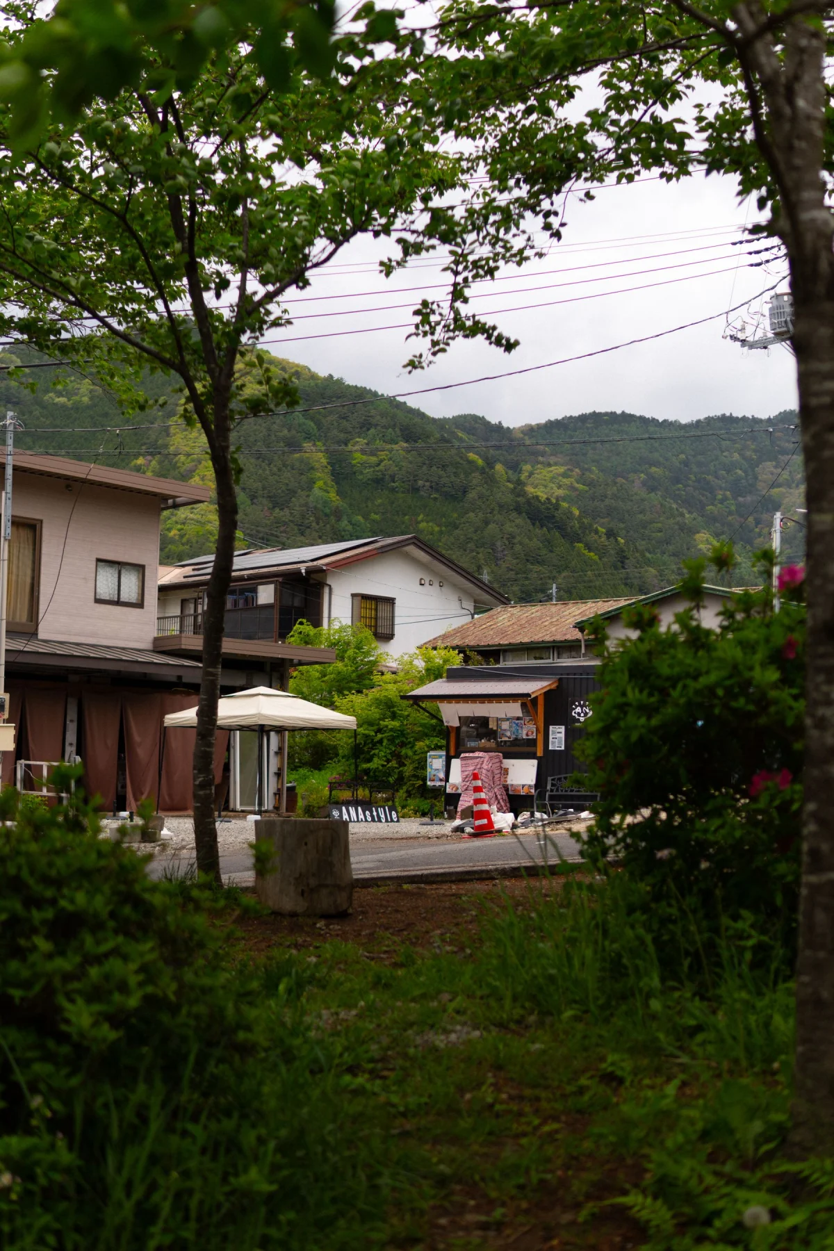 Mito meets the railway platform.