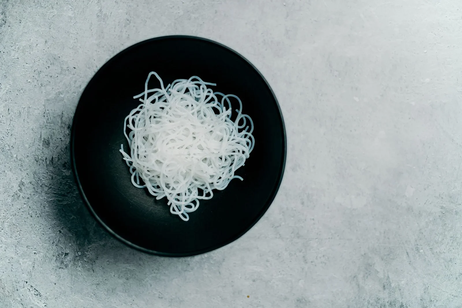 Plain noodles in a bowl